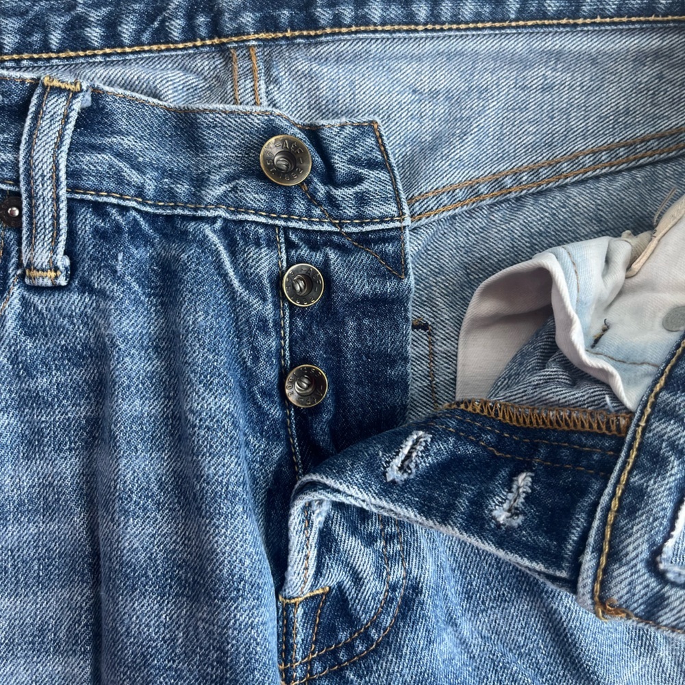 Abercrombie & Fitch Distressed Straight Leg Relaxed Fit Jeans - Picture 8 of 9